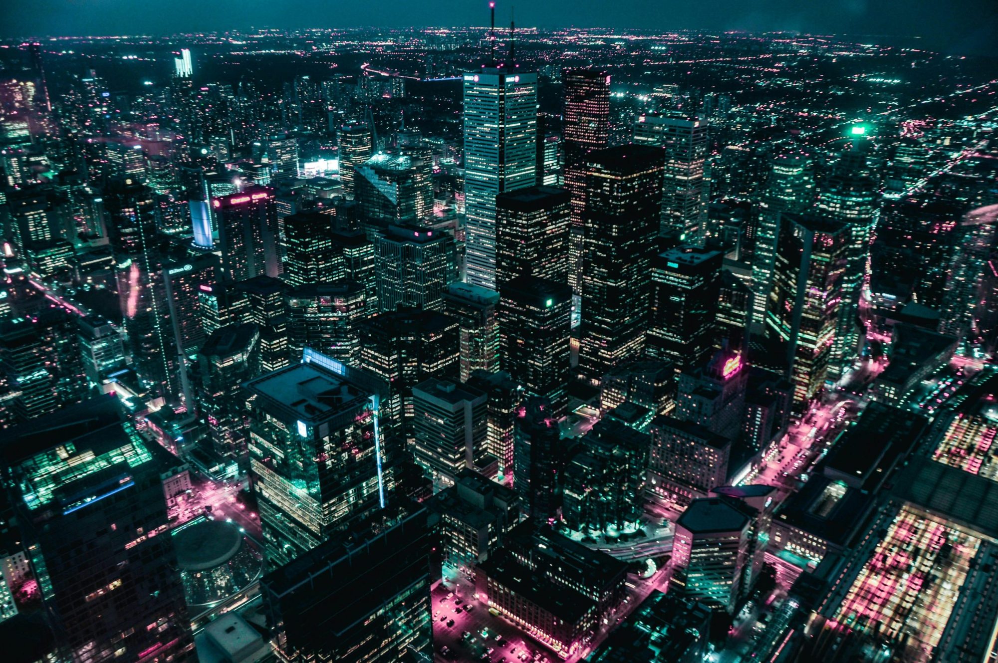 Imagem noturna de prédios vistos de cima